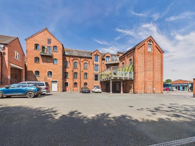 Flat for sale in Market Drayton, Shropshire