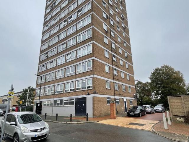 Flat for sale in London Borough of Ealing, Greenford
