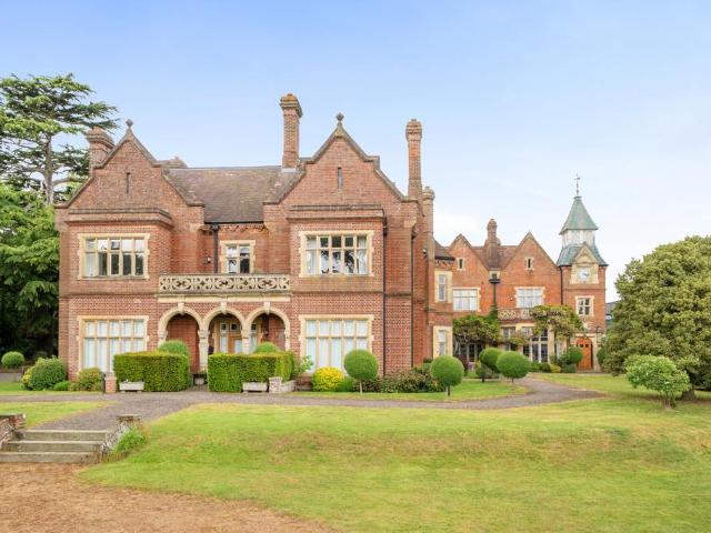 Flat for sale in Batchworth, Hertfordshire