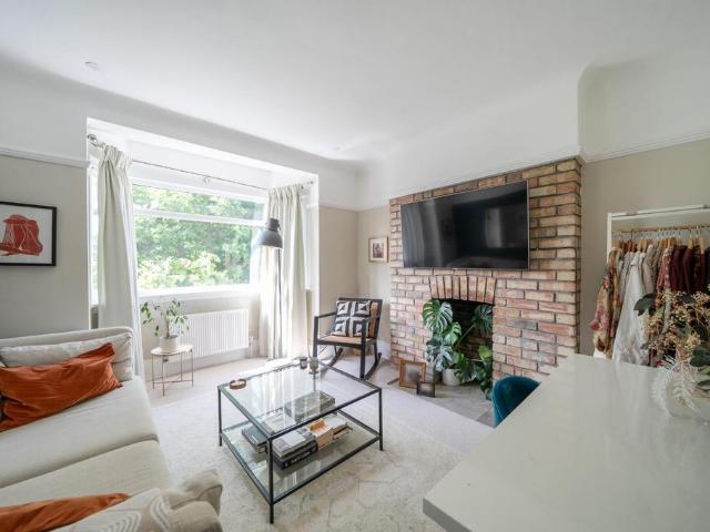 Flat for sale in Kilburn, Greater London