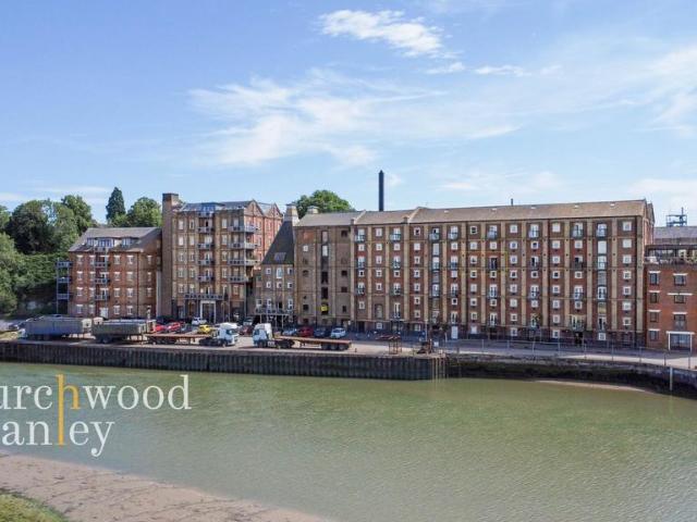 Flat for sale in Mistley, Dale Hill