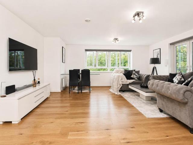 Flat for sale in Elstree and Borehamwood, Borehamwood