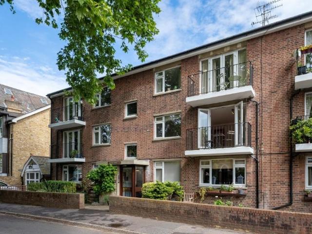 Flat for sale in London Borough of Richmond upon Thames, Greater London