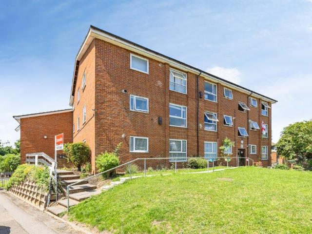 Flat for sale in Bushey