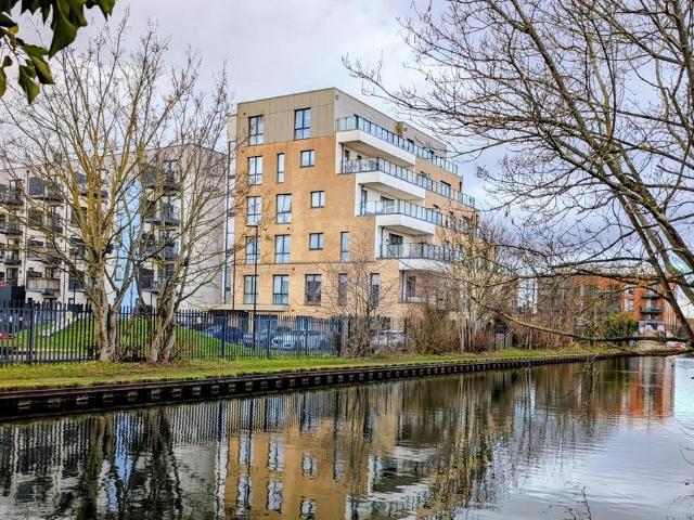 Flat for sale in London Borough of Hounslow, Greater London
