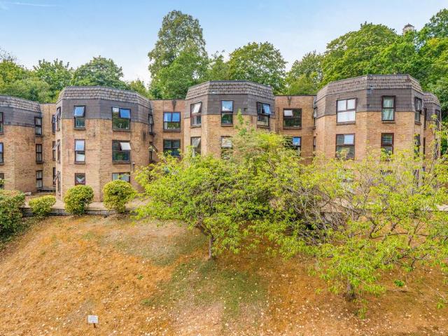 Flat for sale in Binscombe, Fole