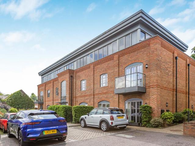 Flat for sale in Ashlyns Estate, Pouchen End