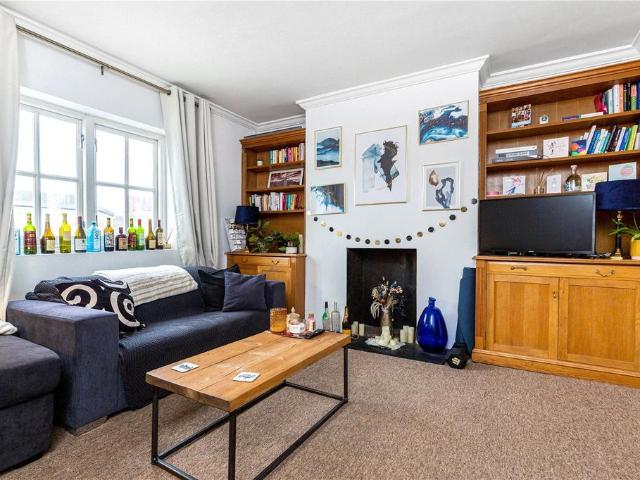 Flat for sale in Stockwell, Greater London