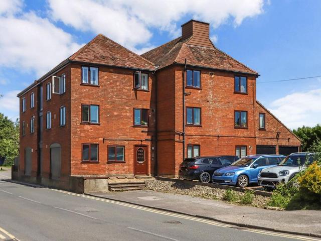 Flat for sale in Wrecclesham, Fole