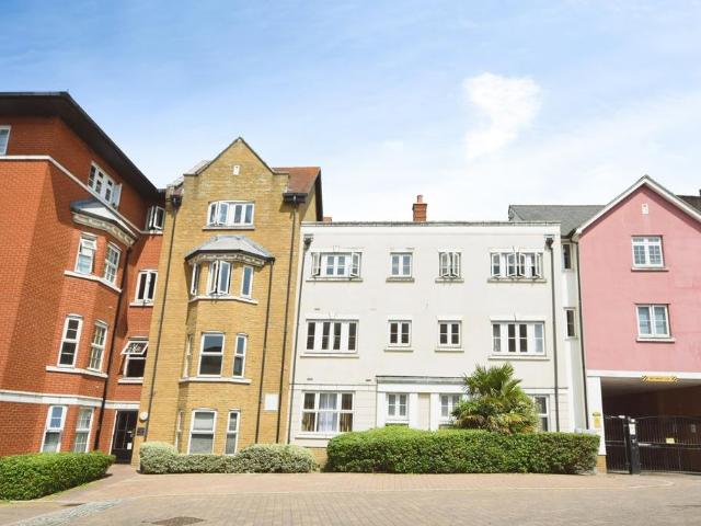 Flat for sale in Sutton, Barling