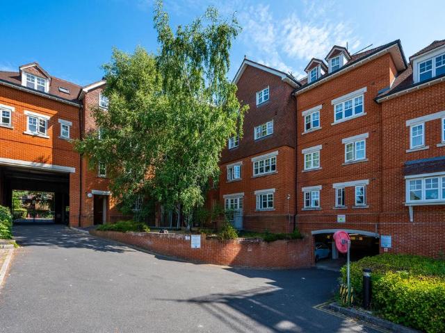 Flat for sale in Horsell, Woking