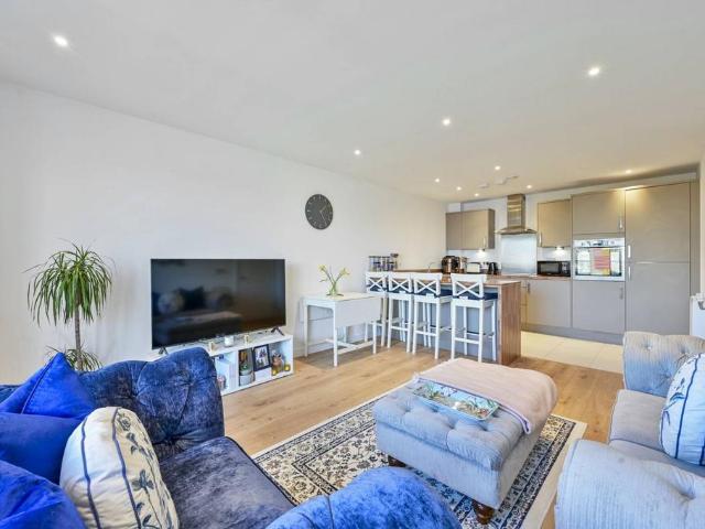 Flat for sale in London Borough of Merton, Merton Park