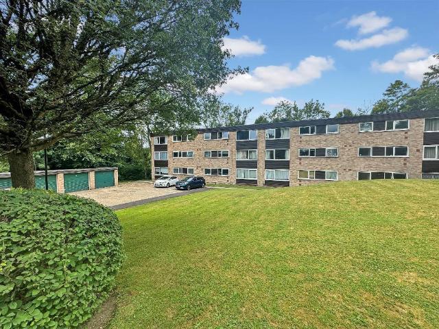 Flat for sale in London Borough of Croydon, Kenley