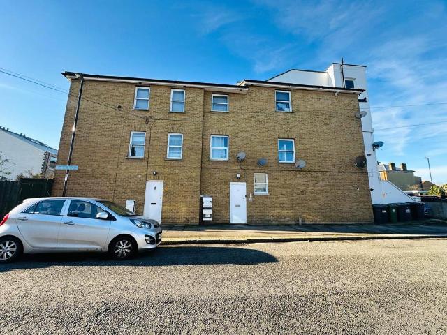 Flat for sale in London Borough of Lewisham, Bell Green