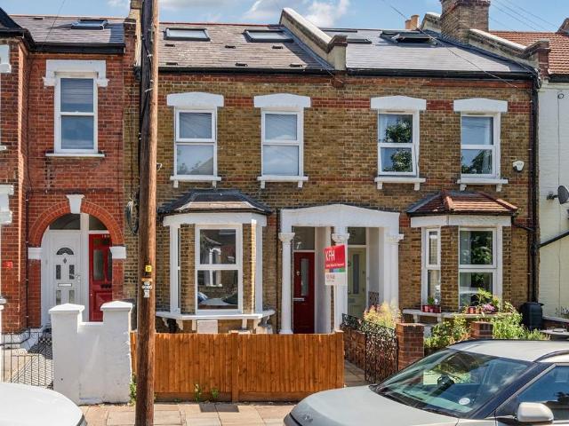 Flat for sale in Furzedown, Greater London