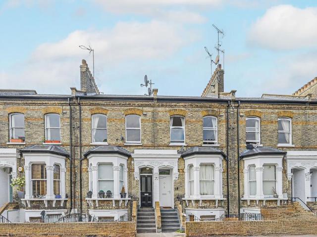 Flat for sale in Brompton, Greater London