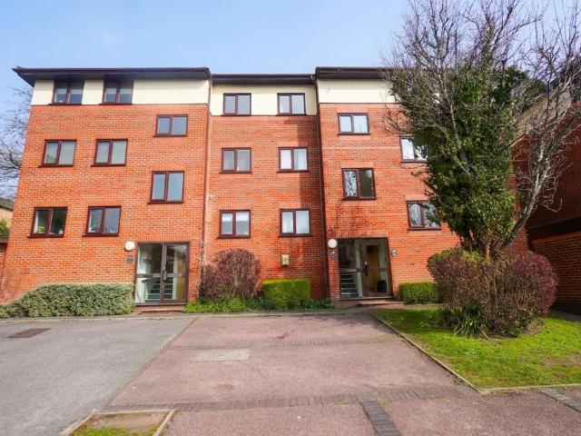 Flat for sale in Chepping Wycombe, Loudwater