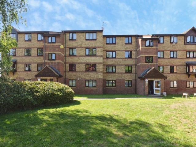 Flat for sale in Thames View, Greater London