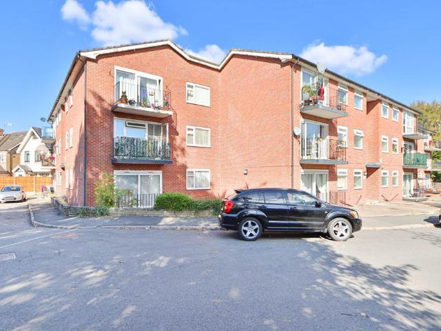 Flat for sale in Motspur Park, Greater London