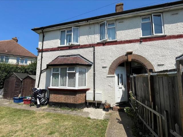 Flat for sale in London Borough of Hounslow, Feltham
