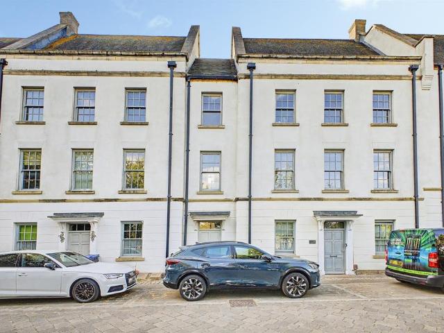 Flat for sale in Upton