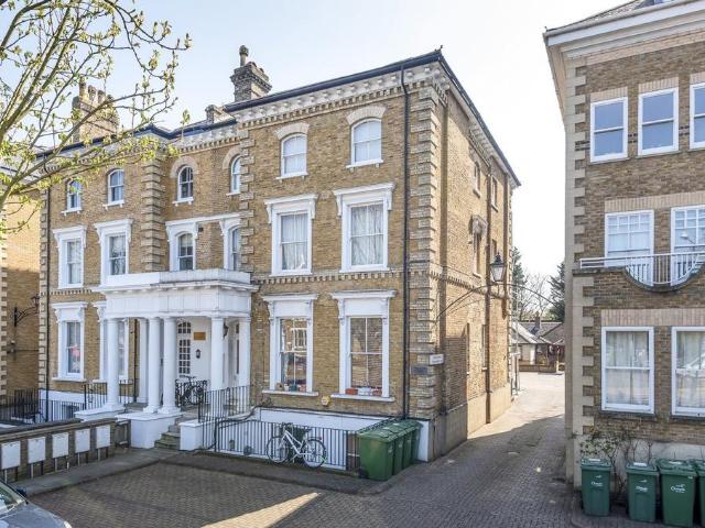 Flat for sale in Tulse Hill, Greater London