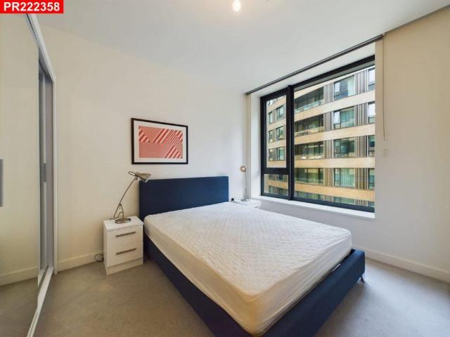 Flat for sale in Shepherd's Bush, Greater London