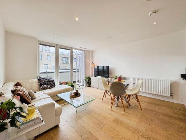 Flat for sale in Kingsbury, Greater London