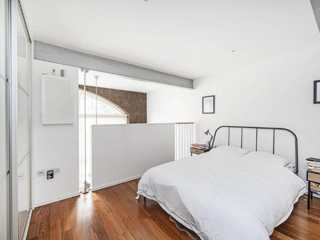 Flat for sale in Ratcliffe, Stepney