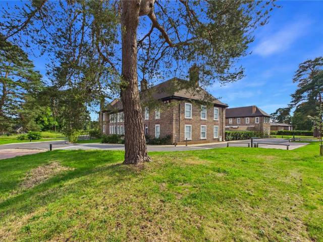 Flat for sale in Dettingen Park, Heol-las