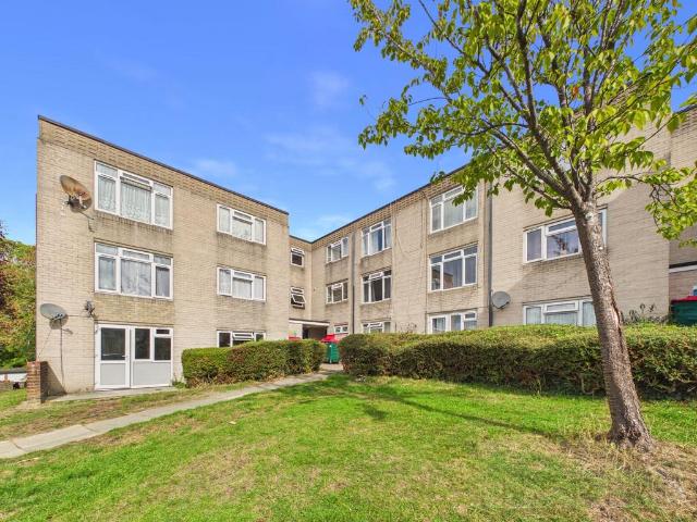 Flat for sale in Southgate, Crawley