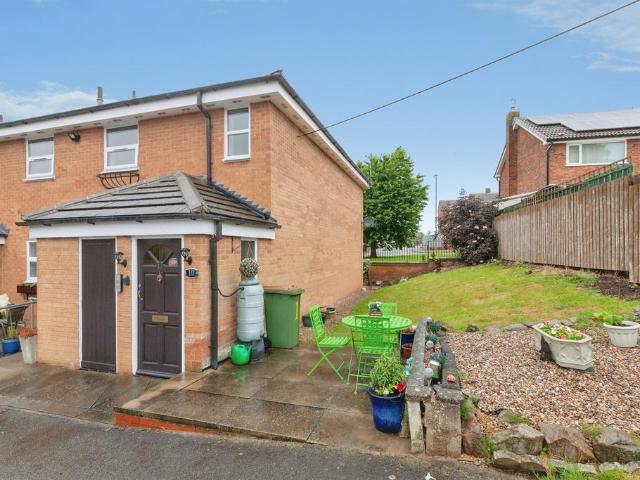 Flat for sale in Whetstone, Pinfold