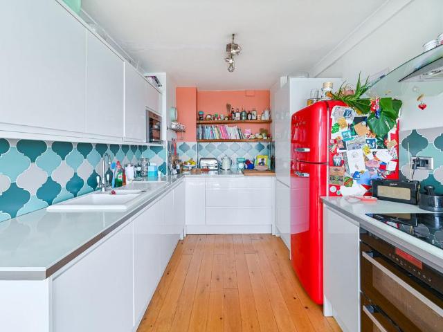 Flat for sale in Stockwell, Greater London