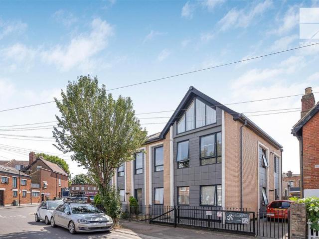 Flat for sale in Chingford, Greater London