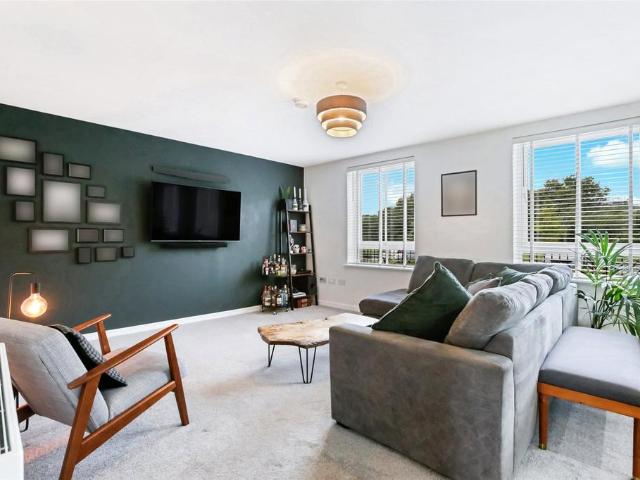 Flat for sale in Oatlands, Scotland