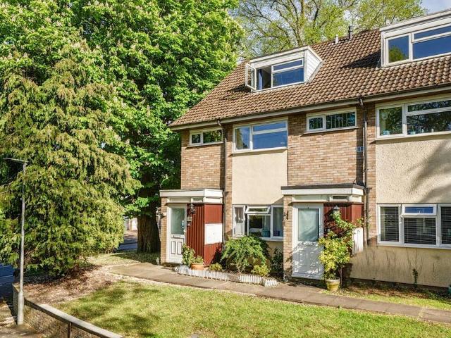 Flat for sale in Bushey, Bushey Heath