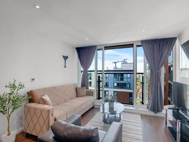Flat for sale in Custom House, Greater London