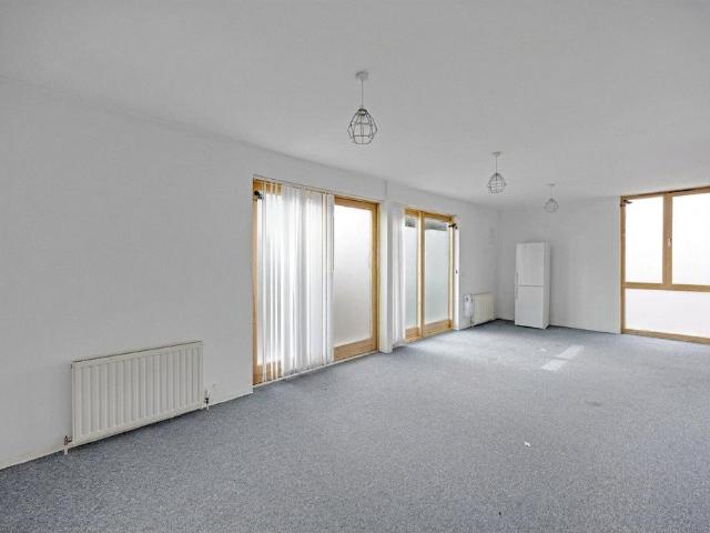 Flat for sale in Custom House, Greater London