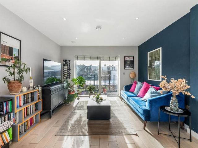 Flat for sale in Tulse Hill, Greater London