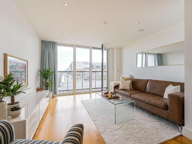 Flat for sale in Greenwich Town Centre, Greater London