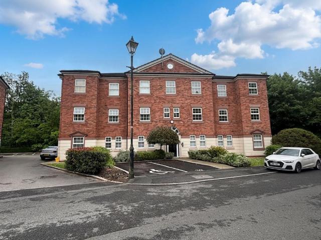 Flat for sale in Roe Green, Salford