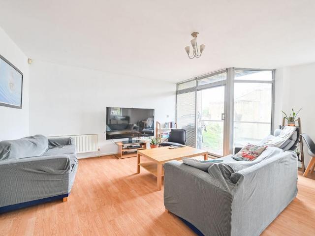 Flat for sale in Bromley-by-Bow, Poplar Grove