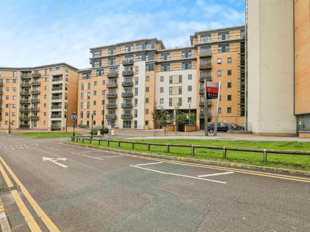Flat for sale in Warehouse Hill, Leeds