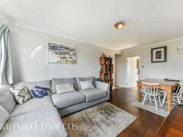 Flat for sale in Clapham Junction, Greater London