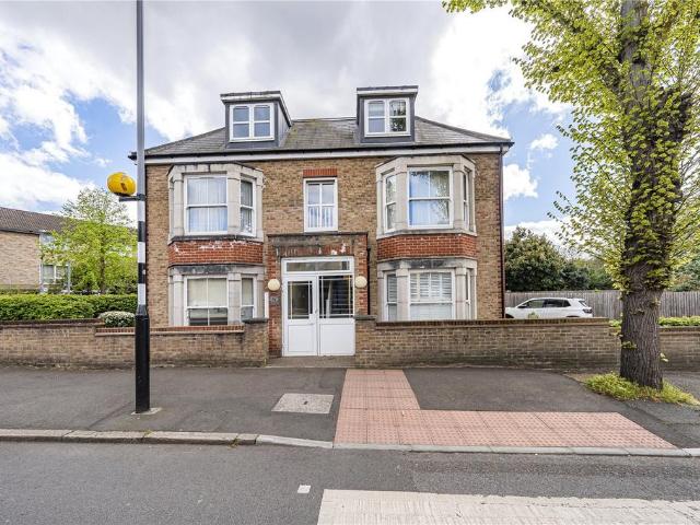 Flat for sale in New Malden, Greater London