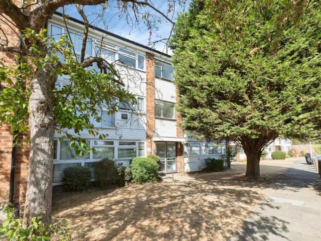 Flat for sale in Newbury Park, Greater London