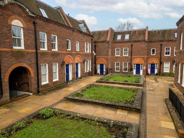 Flat for sale in Southcourt, Aylesbury