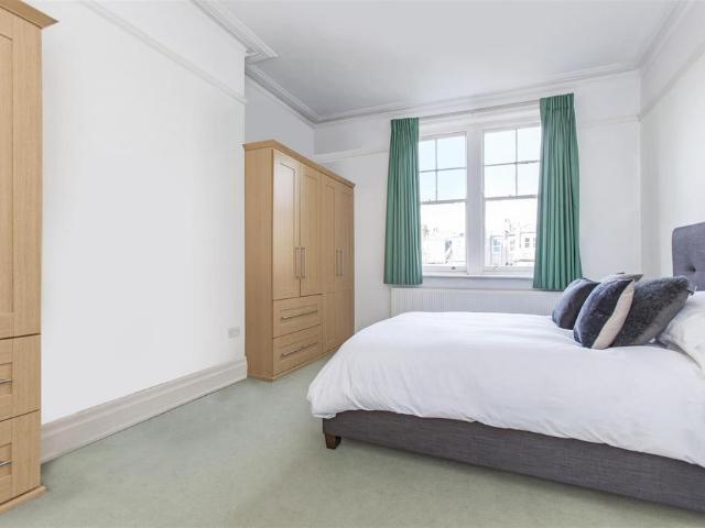Flat for sale in West Hampstead, Greater London