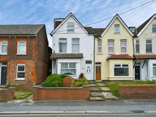 Flat for sale in Dunstable, Bedfordshire