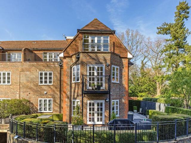 Flat for sale in Sunningdale, Windsor and Maidenhead